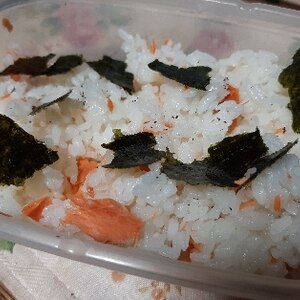 お弁当に鮭ご飯